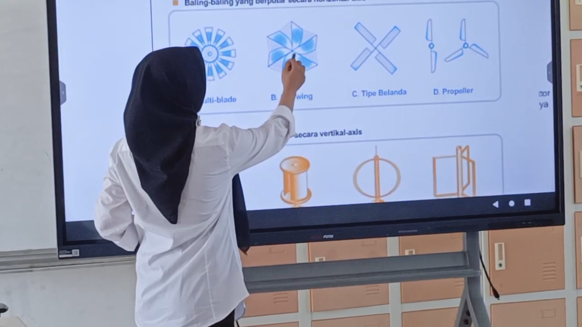 Murid SNT 15 Buton Tengah Belajar Energi Terbarukan Lewat Miniatur PLTB