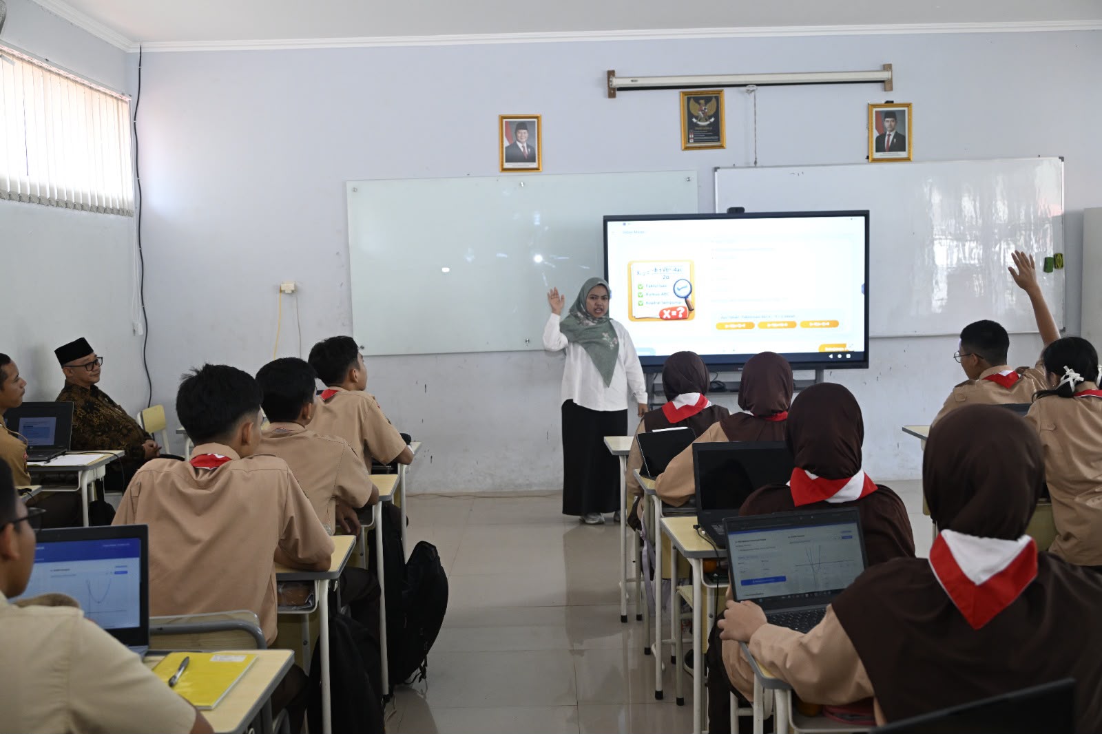 Papan Interaktif Digital Hadirkan Fun Learning untuk Murid SMAN 2 Cibinong