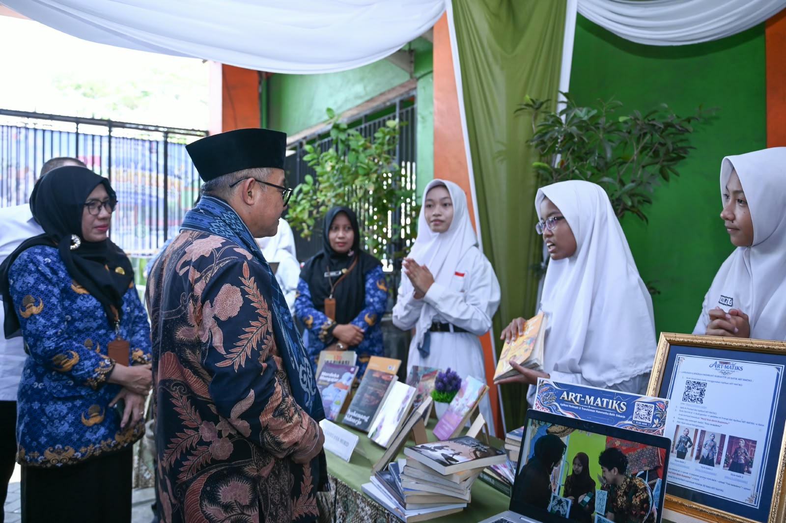 Language Month at SMAN 1 Taman: Literacy Combined with STEM and AI-Based Batik Innovations