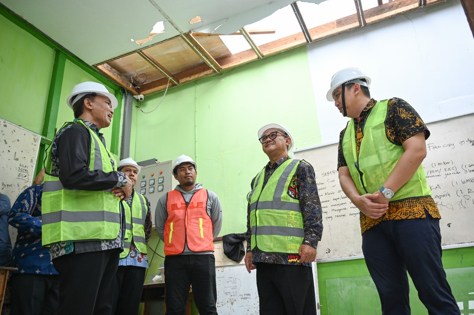 The Minister of Primary and Secondary Education Reviews the Progress of School Revitalization in West Kalimantan.